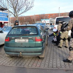 Fotók – Nem hétköznapi akció a rendőrségtől – Kommandósokkal karöltve ellenőrizték a gumiabroncsokat