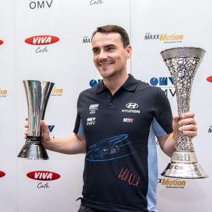 Fotók – Gratulálunk! Világbajnok Michelisz Norbert – Rajongók hada fogadta a bajnokot a reptéren