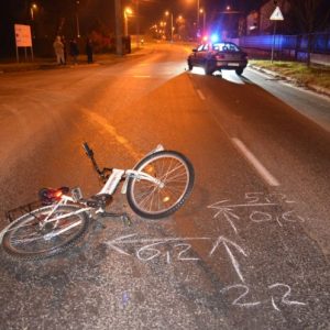 Az autó alól kiáltott segítségért az elgázolt kislány, két rendőr tartotta a kocsit, amíg ki nem húzták