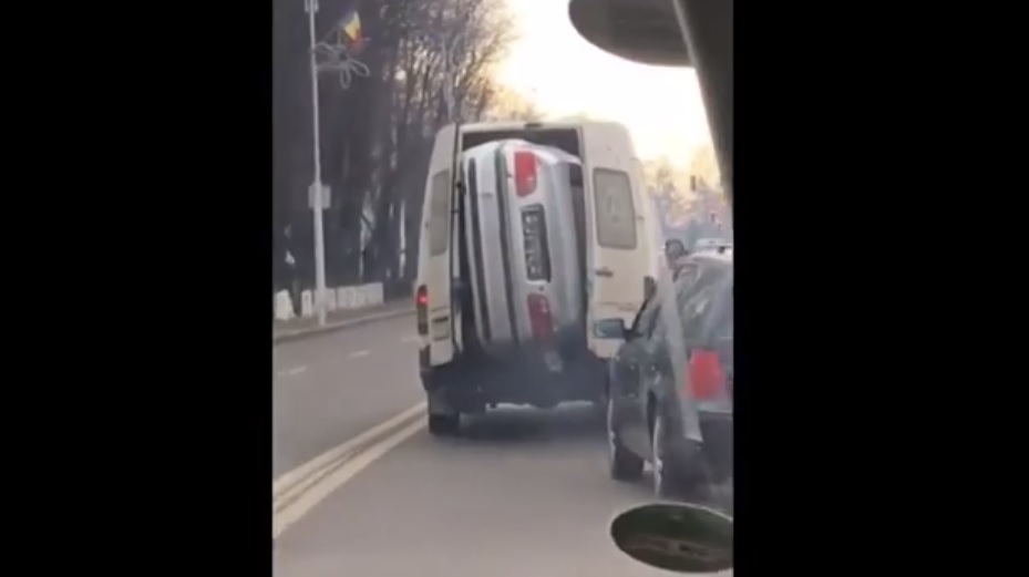 VIDEÓ: Szállítás? Akkor lapjával a BMW-t!