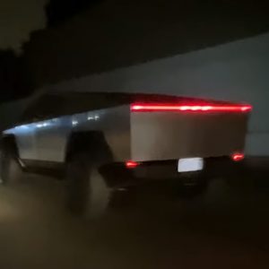 VIDEÓ: Így néz ki közúton a sokak által csak valami koncepcióautónak hitt Tesla Cybertruck