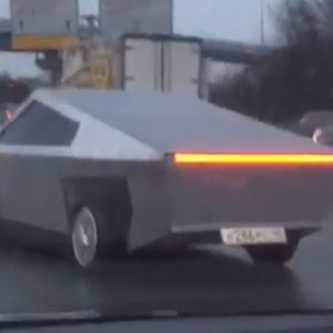 Videó – Az igazi Cybertruck már rendelhető, de ő inkább csinált magának egy replikát