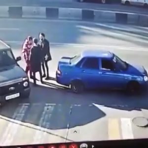 Videó – Egyetlen ütéssel levert 2 kötekedő autóst – Így tett pontot a konfliktus végére