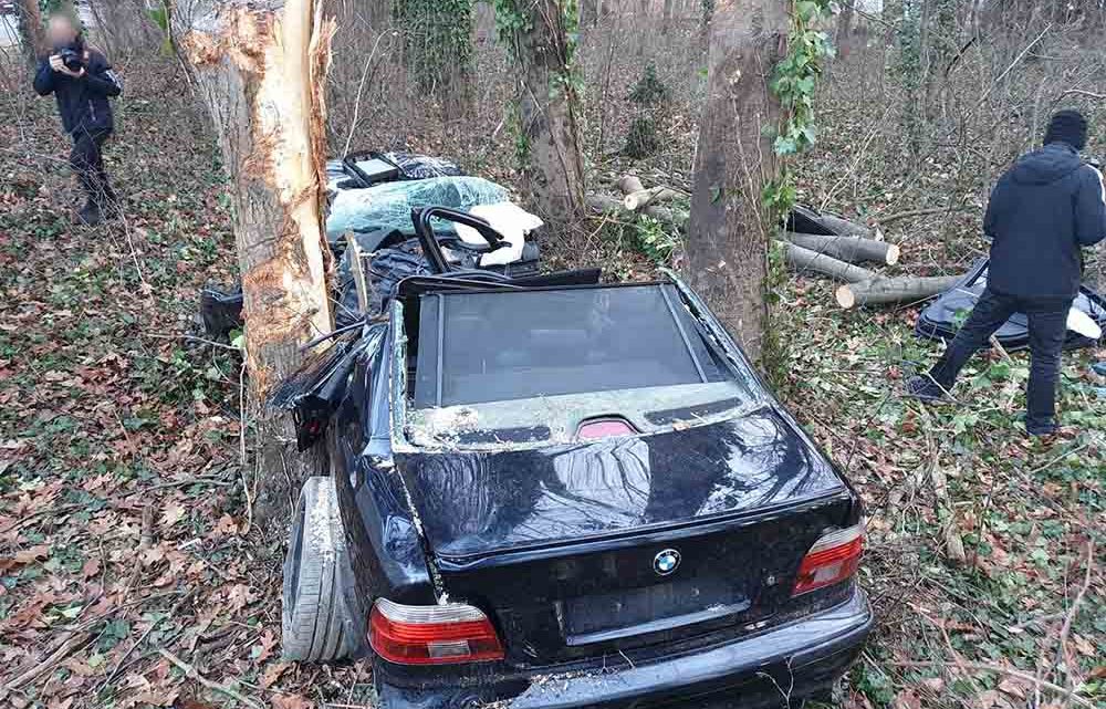Hatalmas sebességgel repült le az útról a BMW. Ketten meghaltak Hatalmas sebességgel repült le az útról a BMW. Ketten meghaltak