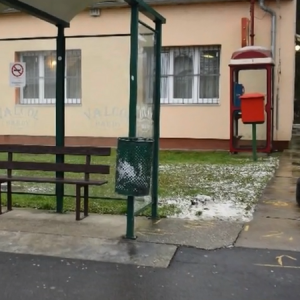 Videó – Egy kamionról leszakadt pótkerék majdnem letarolt két buszmegállóban várakozó kisgyereket