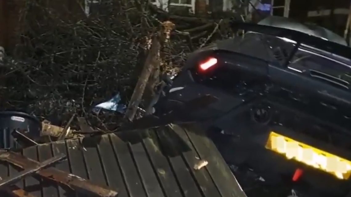 VIDEÓ: Hóember jelmezben mászott ki, a házba csapódott, rommá tört Lamborghiniből a focista VIDEÓ: Hóember jelmezben mászott ki, a házba csapódott, rommá tört Lamborghiniből a focista