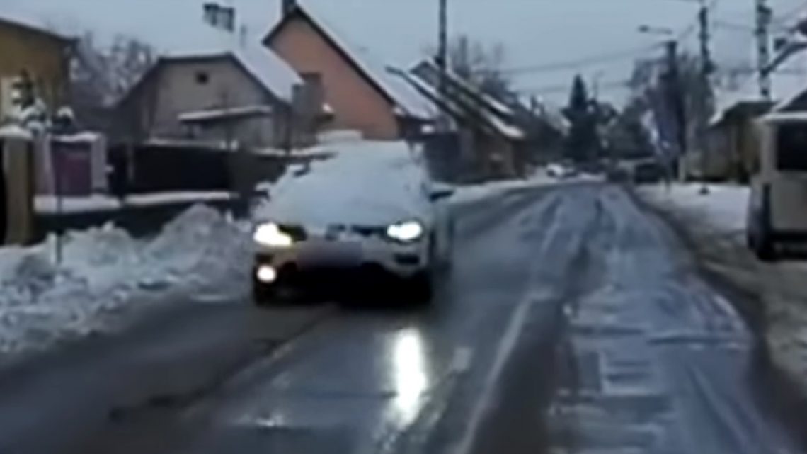 A tetőt és a motorháztetőt is!!! Büntethet és büntetnie is kéne a rendőrségnek emiatt A tetőt és a motorháztetőt is!!! Büntethet és büntetnie is kéne a rendőrségnek emiatt