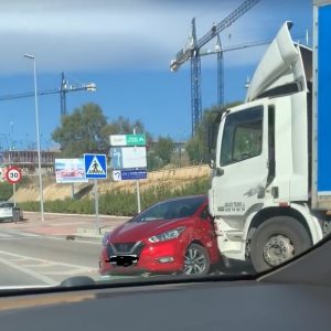 VIDEÓ: Több tíz méteren át tolt magaelőtt egy autót a teherautó