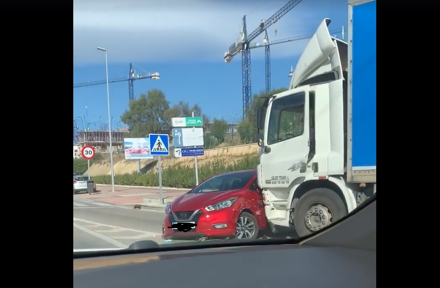 VIDEÓ: Több tíz méteren át tolt magaelőtt egy autót a teherautó