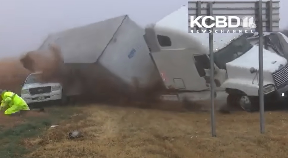 VIDEÓ: Szörnyű baleset történt Texasban. Letarolta a mentőszemélyzetet egy kamion