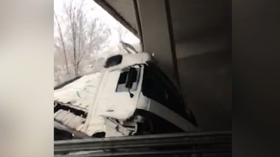 VIDEÓ: Kamion ütközött hídpillérnek az M7-esre való felhajtáskor VIDEÓ: Kamion ütközött hídpillérnek az M7-esre való felhajtáskor