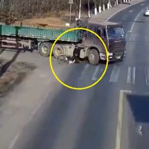 VIDEÓ: Kanyarodás közben sodorta el a kamionos a kerékpárost – Nem hiszed el, hogy túlélte
