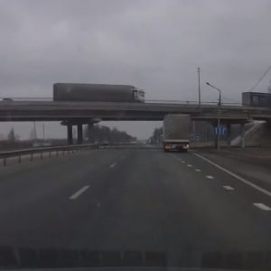 Videó – Oroszországban akkor is lehet baj, ha átfér a kamion a felüljáró alatt