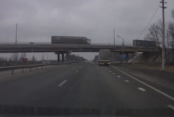 Videó – Oroszországban akkor is lehet baj, ha átfér a kamion a felüljáró alatt
