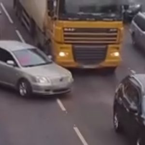 Videó – Gondolta besorol a kamion elé, de nem kellett volna