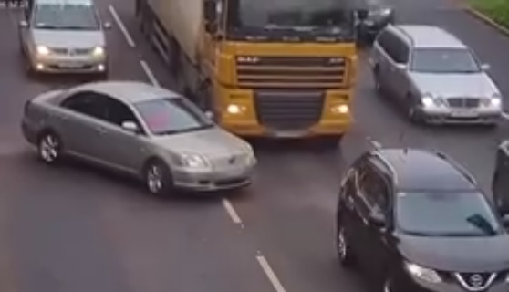 Videó – Gondolta besorol a kamion elé, de nem kellett volna