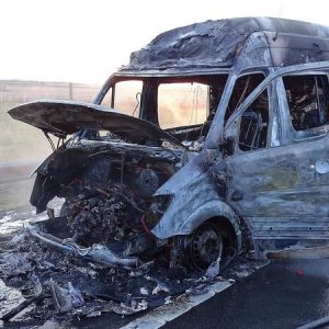 FOTÓK: Kiégett egy vendégmunkásokat szállító teherautó az M5-ösön – Az utasok megpróbálták eloltani, de hiába