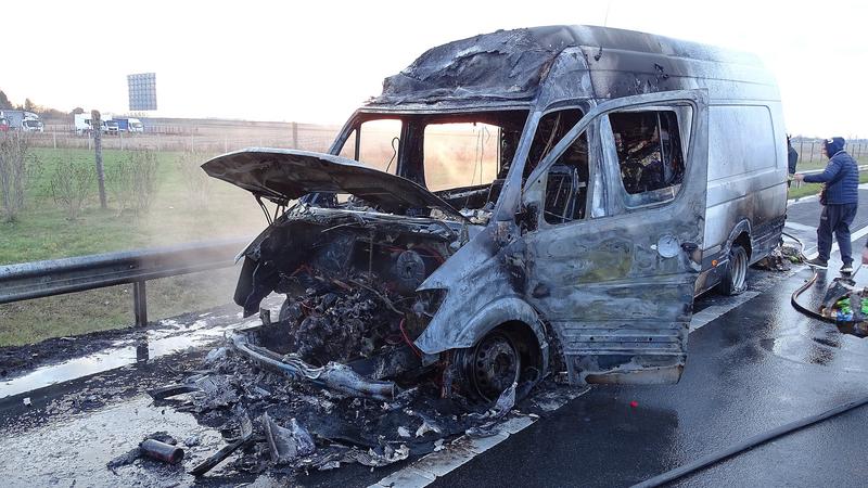 FOTÓK: Kiégett egy vendégmunkásokat szállító teherautó az M5-ösön – Az utasok megpróbálták eloltani, de hiába