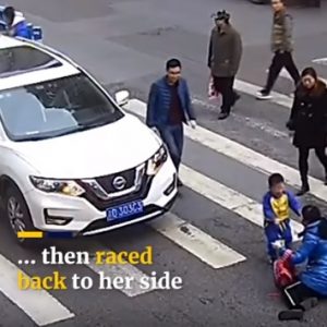Videó – Zebrán gázolta el a kisfiút és anyját az autós – A gyerek reakciója nemsemmi