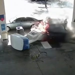 VIDEÓ: A kútoszlop és saját Mustangja is porig égett, de menő volt a manőver