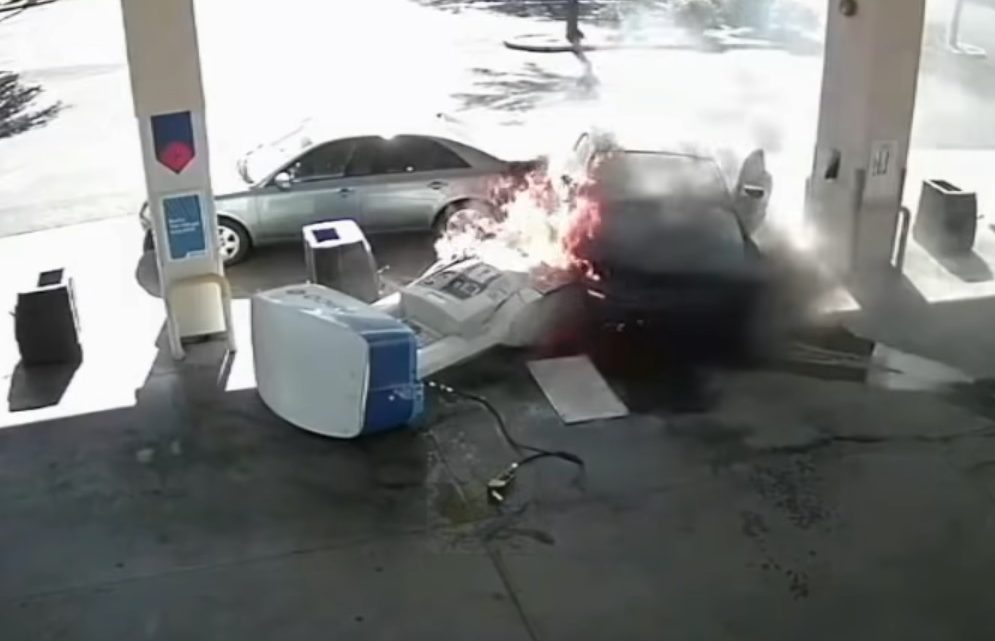 VIDEÓ: A kútoszlop és saját Mustangja is porig égett, de menő volt a manőver VIDEÓ: A kútoszlop és saját Mustangja is porig égett, de menő volt a manőver