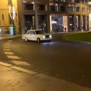 VIDEÓ: Te ne csináld utána – Egy laza drifttel vette be a Lánchíd előtti körforgót a Ladás