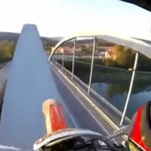 VIDEÓ: A híd ívszerkezetén motorozni? Fogd meg a söröm…