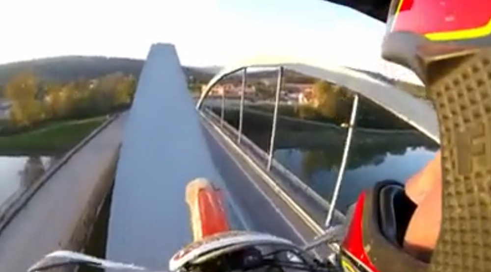 VIDEÓ: A híd ívszerkezetén motorozni? Fogd meg a söröm…