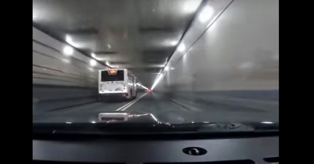 VIDEÓ: A New York-i Lincoln alagút, apa és fia gyorsulási verseny közúton, és az eredmény