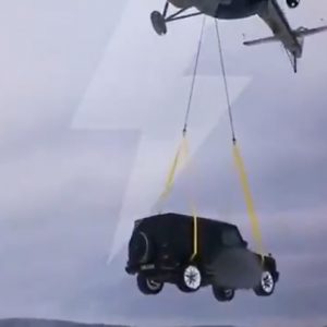 VIDEÓ: Helikopterrel „vontatták”. Elég magasból zuhant le a terepjáró