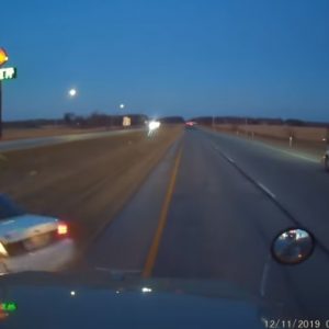 VIDEÓ: Nagyon kellemetlen, amikor rendőrautó okoz balesetet