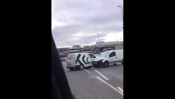 VIDEÓ: Roncsderbit rendezett az utcán egy parkolási bírság miatt a dühös autós