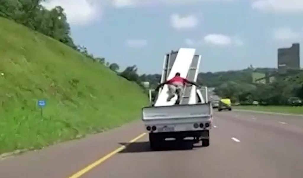VIDEÓ: Ráfeküdt a cuccokra a platón, csúnya vége lett VIDEÓ: Ráfeküdt a cuccokra a platón, csúnya vége lett