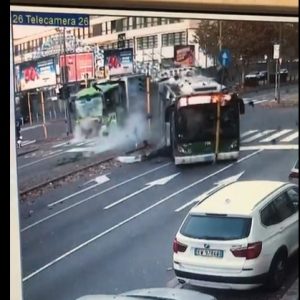 Videón a szombati, sokkoló milánói trolibusz baleset, melynek halálos áldozata is van
