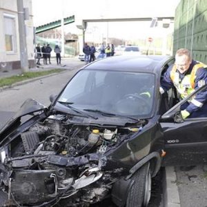 FOTÓK: Kirepült autójából a sofőr, miután egy ház falának ütközött a Nagykőrösi úton