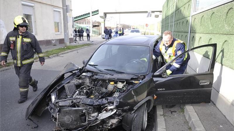 FOTÓK: Kirepült autójából a sofőr, miután egy ház falának ütközött a Nagykőrösi úton