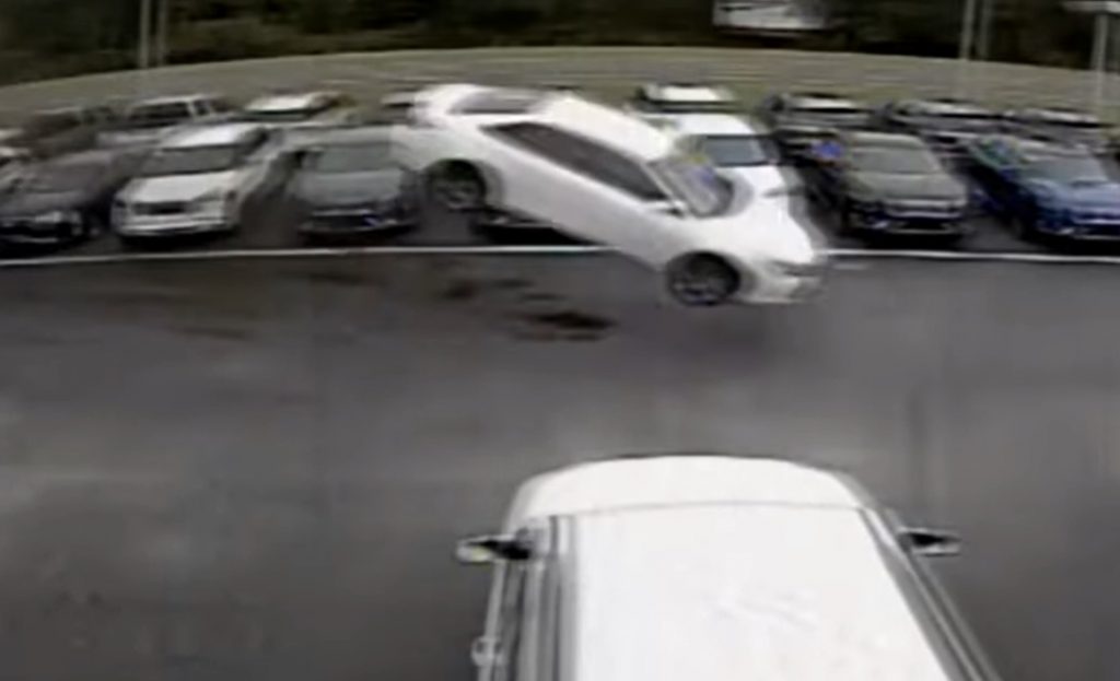 VIDEÓ: Rosszul lett, hatalmasat ugratott a floridai sofőr
