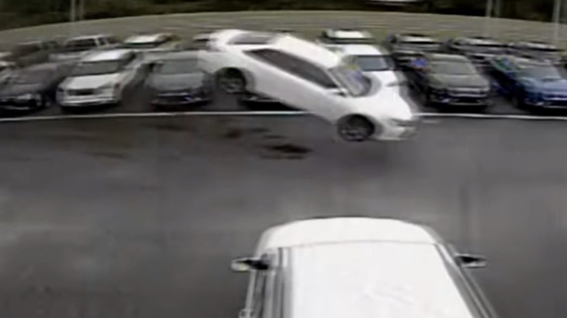 VIDEÓ: Rosszul lett, hatalmasat ugratott a floridai sofőr VIDEÓ: Rosszul lett, hatalmasat ugratott a floridai sofőr