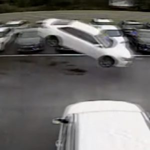 VIDEÓ: Rosszul lett, hatalmasat ugratott a floridai sofőr