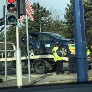 FOTÓK: Két személyautó ütközött össze a Ferihegyi repülőtérre vezető úton
