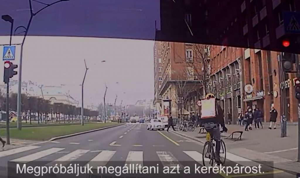 VIDEÓ: Biciklist is büntettek 50 ezerre, mert átment a piroson