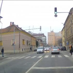 Videó – Zebra van, úgyhogy nekem van elsőbbségem, az autós álljon meg
