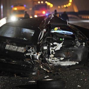 FOTÓK: Szalagkorlátnak ütközött egy autós az M8-on – A sofőr sértetlenül szállt ki, ám autója elsodorta miután belerohant egy másik gépjármű