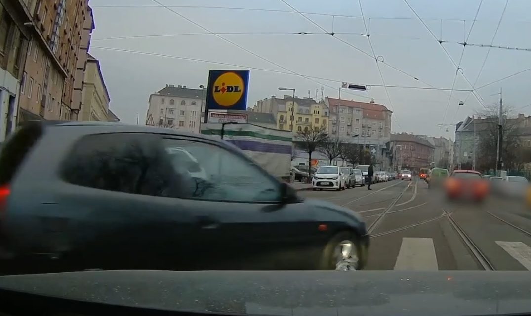 VIDEÓ: BMW-vel rögzítette olvasónk! :) Mikor egy idiótán túl vagy, már nem jöhet egy másik. De jön… VIDEÓ: BMW-vel rögzítette olvasónk! :) Mikor egy idiótán túl vagy, már nem jöhet egy másik. De jön…