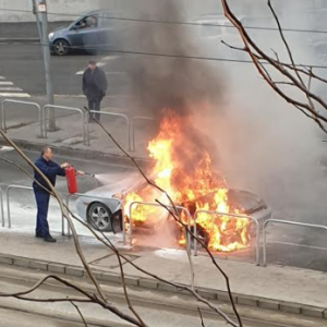FOTÓK: Teljesen kiégett egy Porsche tegnap a 8. kerületben