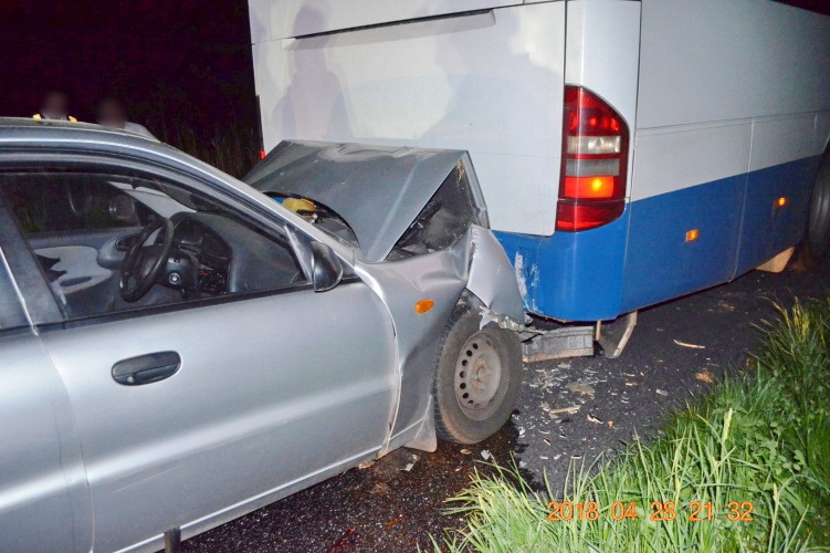 FOTÓK: Nem világította ki műszaki hibás autóbuszát a sofőr – Egy autós belerohant, utasa életét vesztette