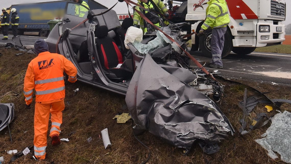 VIDEÓ: Autó ütközött frontálisan egy kamionnal a 86-os főúton – Az autó vezetője a helyszínen életét vesztette VIDEÓ: Autó ütközött frontálisan egy kamionnal a 86-os főúton – Az autó vezetője a helyszínen életét vesztette