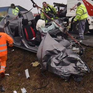 VIDEÓ: Autó ütközött frontálisan egy kamionnal a 86-os főúton – Az autó vezetője a helyszínen életét vesztette
