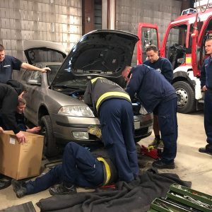 FOTÓK: Beszorult a Skoda motorterébe egy macska Pécsett