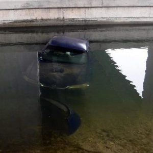 A Dunába csúszott. Szükség volt a búvárokra